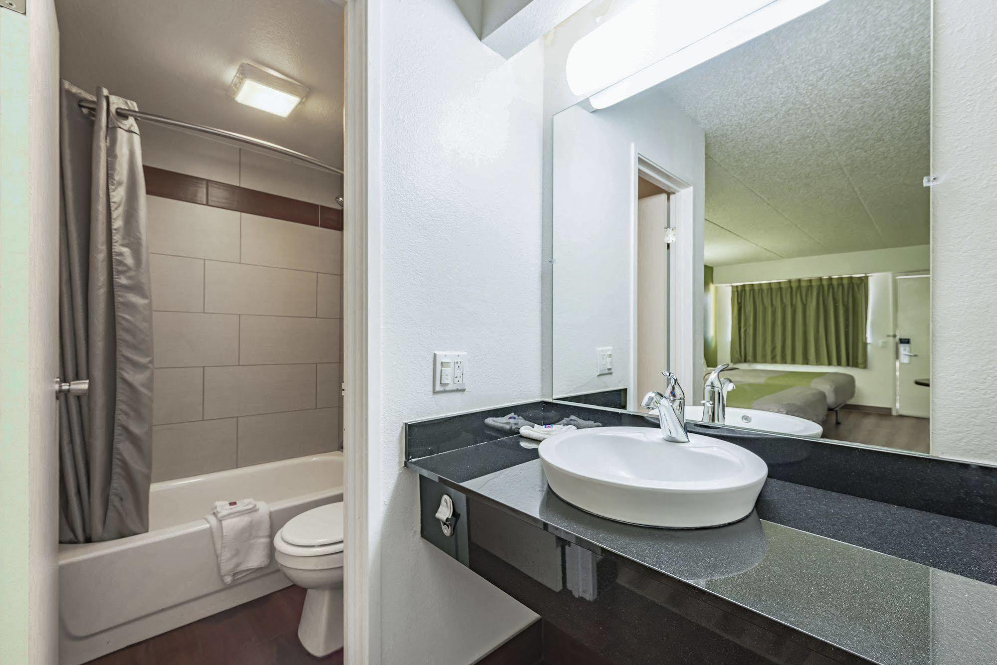 Days Inn By Wyndham Cincinnati I-71 Silverton Zewnętrze zdjęcie