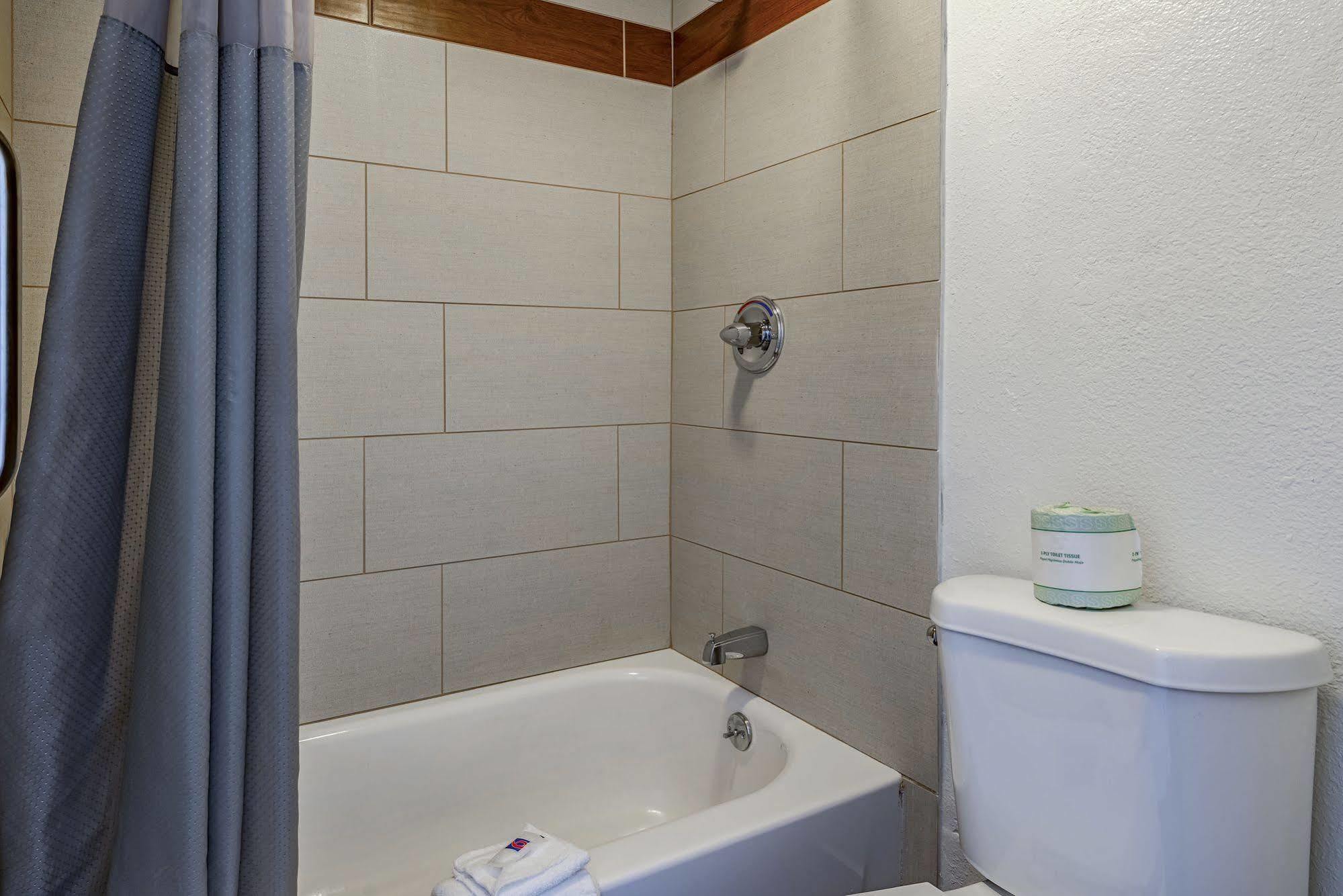 Days Inn By Wyndham Cincinnati I-71 Silverton Zewnętrze zdjęcie